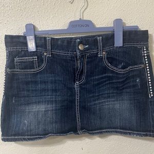 Maurices jean mini skirt
Size: 11/12
Color: Denim with white